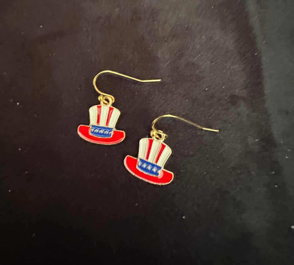 Americana Hat Earrings Patriotic Red White Blue USA Flag Dangle Earrings E253 - Picture 1 of 3